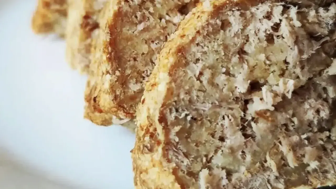 Fette di polpettone di tonno, cotto al forno, con una crosticina dorata e un interno morbido e sfilacciato.
