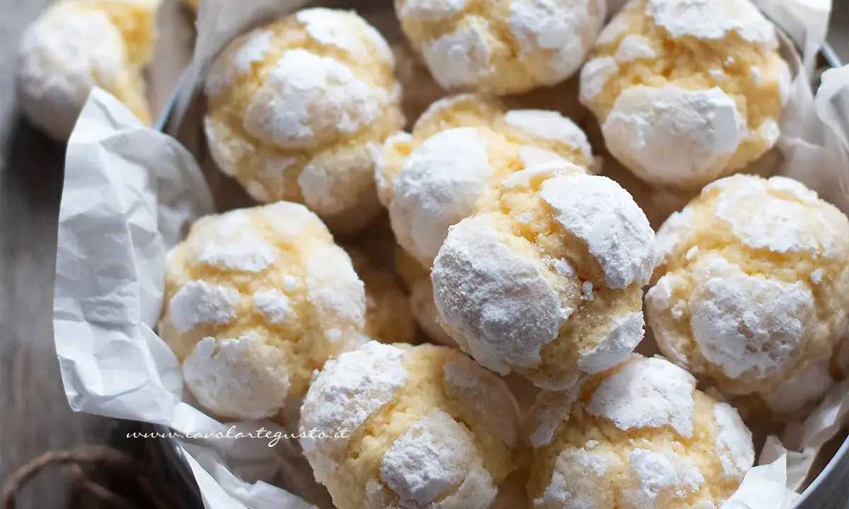 Biscotti al limone morbidi, spolverati di zucchero a velo, invitano a un morso goloso.