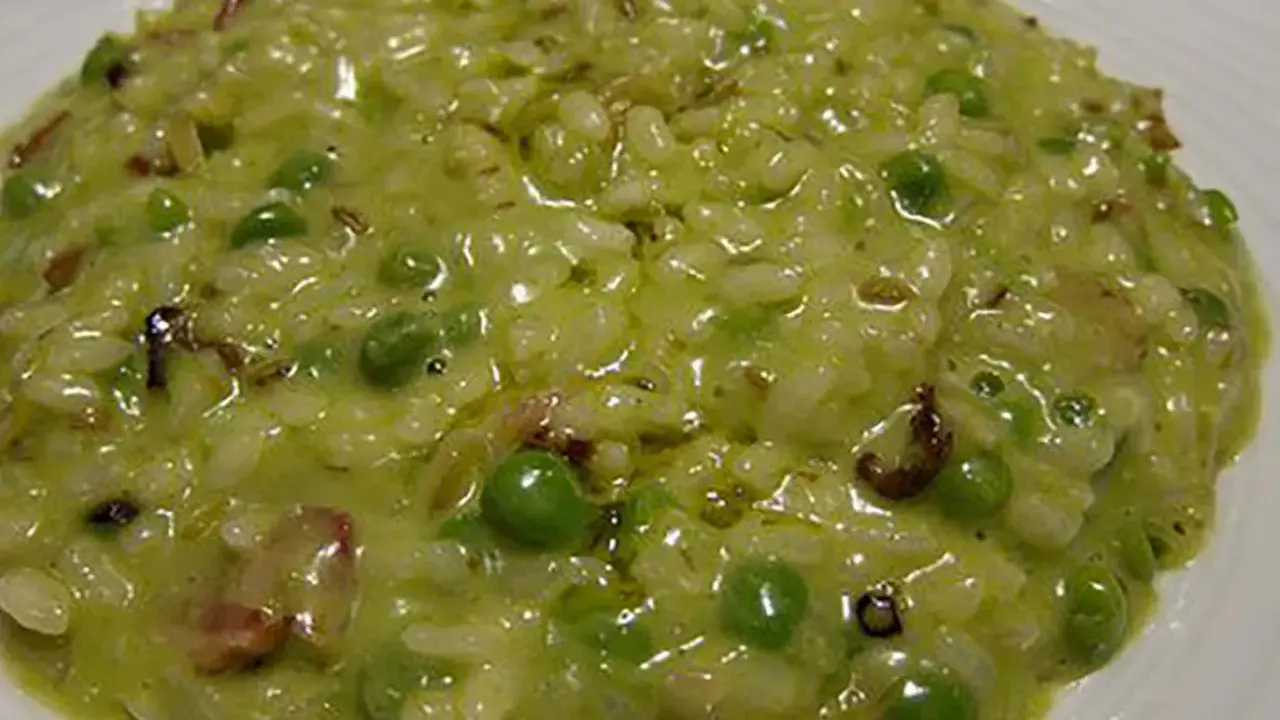 Un cremoso risotto con piselli, un piatto semplice e gustoso.