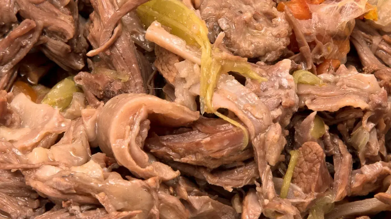Straccetti di vitello teneri e succulenti, cotti lentamente con verdure. Un piatto gustoso e confortante.