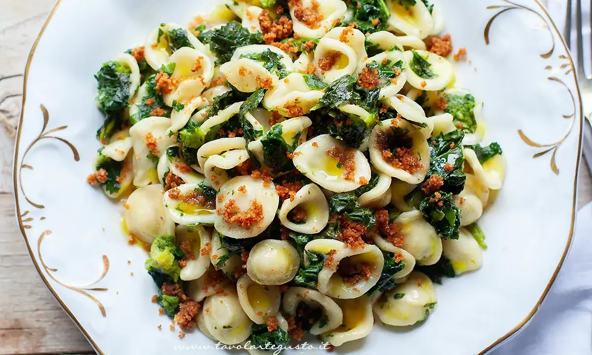 Orecchiette cime di rapa fumanti, condite con olio e mollica tostata, un classico piatto pugliese.