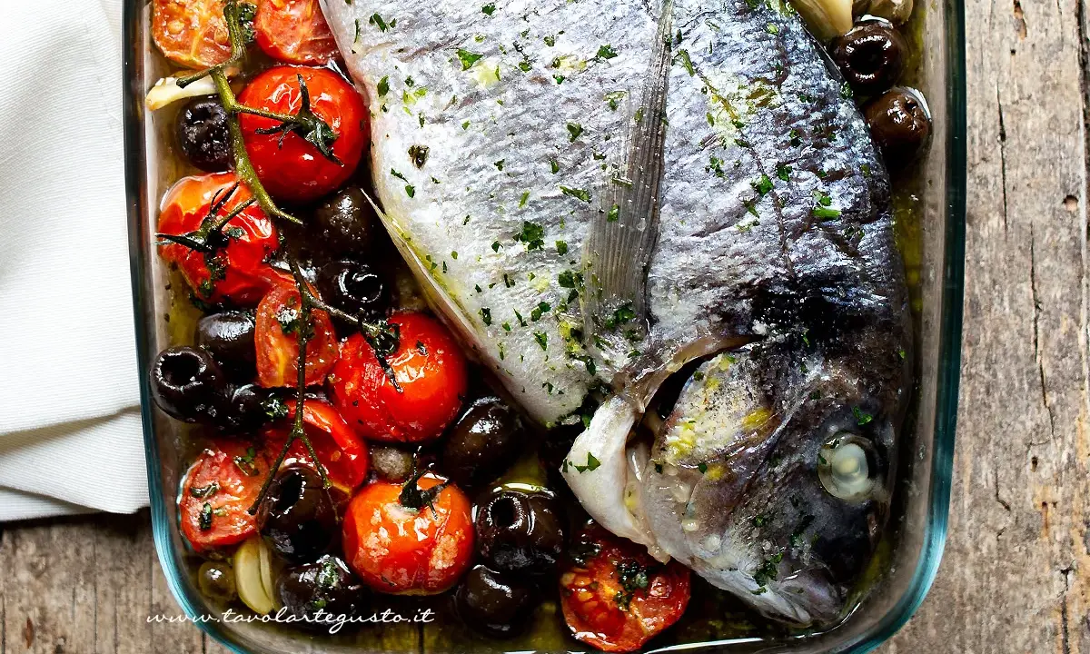 Orata al forno con pomodorini e olive nere, un piatto saporito e profumato, pronto per essere gustato.