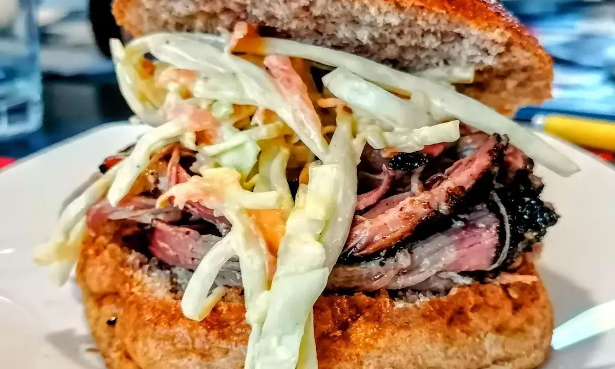 Succulento panino con pulled pork, un'ottima ricetta per un pranzo saporito.