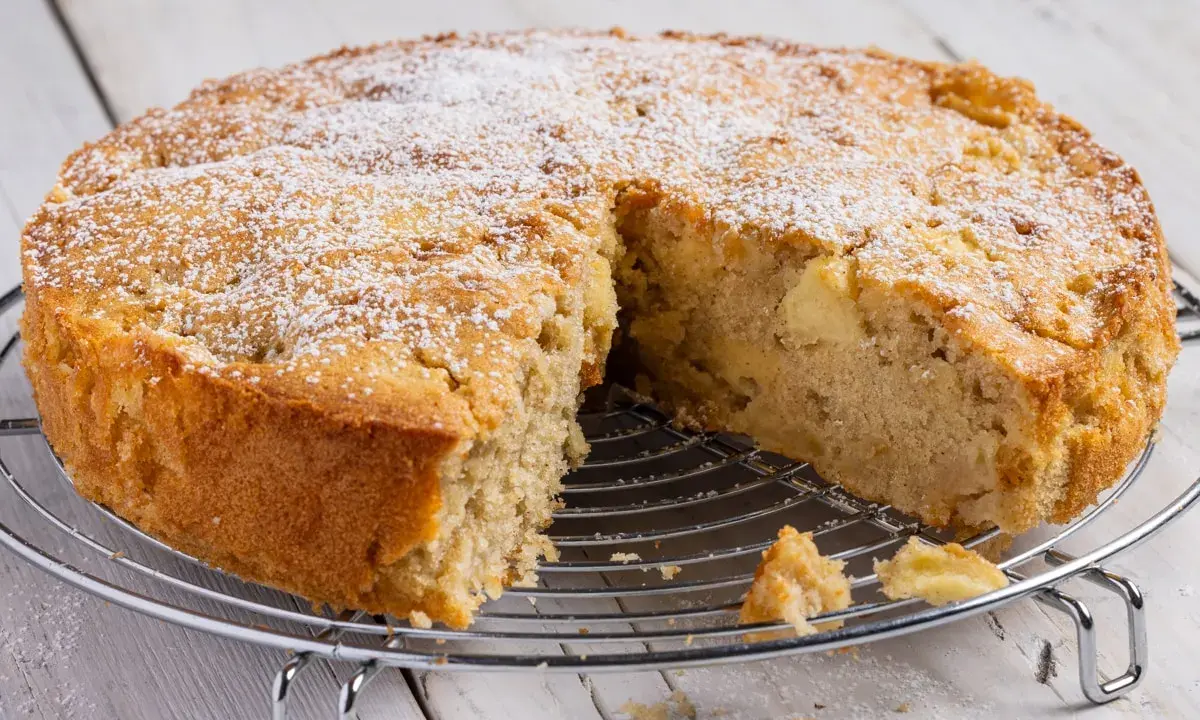 Torta di mele velocissima in 10 minuti, soffice e dorata, cosparsa di zucchero a velo. Perfetta per una pausa golosa.