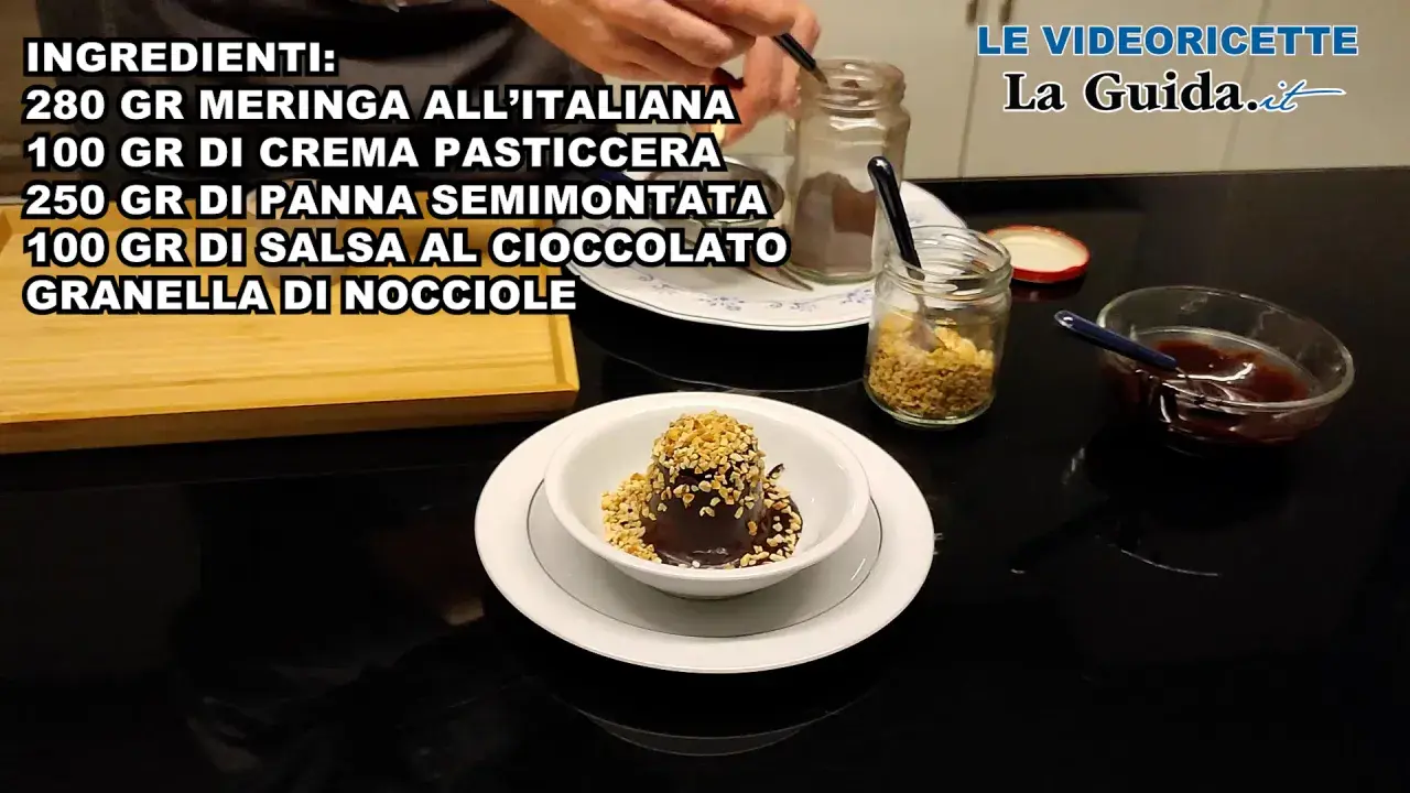 Delizioso semifreddo al cioccolato guarnito con granella di nocciole, pronto per essere gustato.