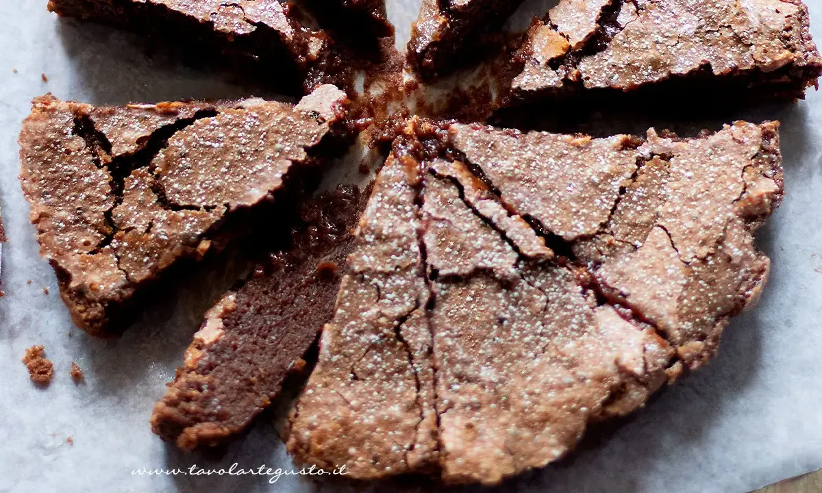 Torta al cioccolato, perfetta per Pasqua, con una crosta screpolata e spolverata di zucchero a velo, che ricorda la sorpresa delle uova di Pasqua.