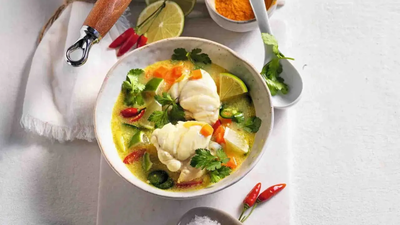 Zuppa esotica con rana pescatrice, lime, peperoncino e coriandolo. Un'idea per le tue rana pescatrice ricette.