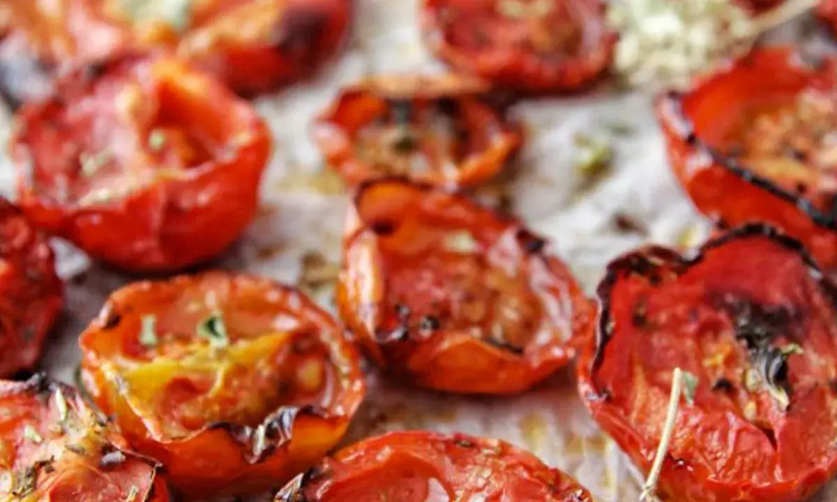 Pomodorini al forno, caramellati e profumati, pronti per arricchire ogni piatto con il loro sapore intenso.