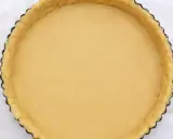 Base di pasta frolla senza glutine pronta per essere farcita.