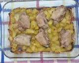 Sovracosce di pollo al forno con patate dorate, un piatto succulento e profumato, pronto per essere gustato.