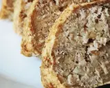 Fette di polpettone di tonno, cotto al forno, con una crosticina dorata e un interno morbido e sfilacciato.