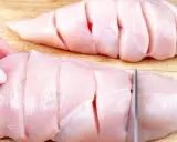 Tagliando il petto di pollo per prepararlo in modo diverso. Un modo per cucinare il petto di pollo in modo originale.