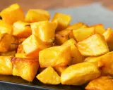 Un piatto invitante di patate al forno croccanti, dorate e saporite, pronte per essere gustate.