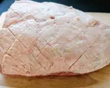 Un pezzo di picanha alla griglia, con la sua copertura di grasso incisa a rombi, pronto per essere cotto su un tagliere di legno.