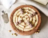 Torta Kinder Bueno con crema chiara, nocciole e decorazioni di cioccolato.