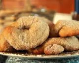 Ciambelline al vino dorate e cosparse di zucchero, pronte per essere gustate.
