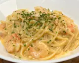 Spaghetti cremosi con gamberi e erba cipollina, una deliziosa carbonara di mare.
