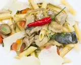 Penne con carciofi, pomodorini, peperoncino rosso e scaglie di parmigiano. Un piatto gustoso e colorato.