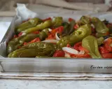 Friggitelli al forno con pomodori e cipolla, pronti per essere gustati.