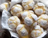Biscotti al limone morbidi, spolverati di zucchero a velo, invitano a un morso goloso.