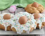 Scarcelle fatte in casa da Benedetta, decorate con glassa bianca, zuccherini colorati e uova sode, pronte per la Pasqua.