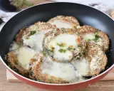 Melanzane in padella con pangrattato e formaggio filante, un piatto gustoso e facile da preparare.
