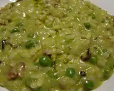 Un cremoso risotto con piselli, un piatto semplice e gustoso.