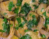 Deliziosi carciofi in padella, teneri e profumati, guarniti con prezzemolo fresco. Un piatto semplice e gustoso.