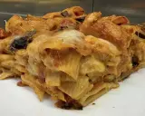 Una fetta di pasta al forno ricca e dorata, con strati di pasta, melanzane e formaggio filante.