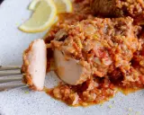 Un saporito ossobuco di tacchino in umido con pomodoro e riso, guarnito con scorza di limone e spicchi freschi.