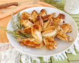 Alette di pollo in padella, dorate e succulente, guarnite con rosmarino fresco. Un piatto semplice e gustoso.