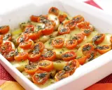 Pomodori gratinati al forno con patate, un piatto semplice e gustoso, pronto per essere infornato.
