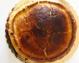 Crostata ricotta e visciole dorata e leggermente bruciacchiata, con un ripieno invitante che traspare dai bordi.