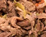 Straccetti di vitello teneri e succulenti, cotti lentamente con verdure. Un piatto gustoso e confortante.