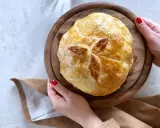 Cavolfiore al forno con pangrattato e formaggio, dorato e invitante, pronto per essere gustato.