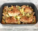Succulento pollo al forno con patate dorate e rosmarino, pronto per essere gustato.