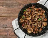 Funghi in padella, dorati e profumati, pronti per essere gustati.