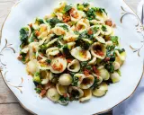 Orecchiette cime di rapa fumanti, condite con olio e mollica tostata, un classico piatto pugliese.