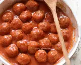 Polpette in umido, succulente e profumate, pronte per essere gustate. Un classico della cucina italiana.