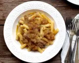 Un piatto invitante di ziti alla genovese, con la pasta che abbraccia un ricco ragù di carne e cipolle.