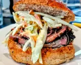 Succulento panino con pulled pork, un'ottima ricetta per un pranzo saporito.