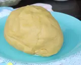 Impasto giallo chiaro, pronto per essere usato come pasta frolla per pastiera sal de riso.