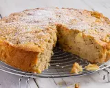 Torta di mele velocissima in 10 minuti, soffice e dorata, cosparsa di zucchero a velo. Perfetta per una pausa golosa.