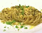 Un piatto di spaghetti con asparagi selvatici, uova sbriciolate e prezzemolo fresco. Un sapore di primavera in ogni boccone.
