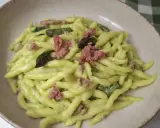 Piatto di pasta fresca con crema di asparagi, pezzetti di salsiccia e punte di asparagi.
