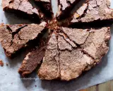 Torta al cioccolato, perfetta per Pasqua, con una crosta screpolata e spolverata di zucchero a velo, che ricorda la sorpresa delle uova di Pasqua.