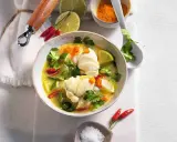 Zuppa esotica con rana pescatrice, lime, peperoncino e coriandolo. Un'idea per le tue rana pescatrice ricette.