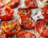 Pomodorini al forno, caramellati e profumati, pronti per arricchire ogni piatto con il loro sapore intenso.