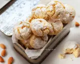 Biscotti con farina di mandorle, soffici e profumati, cosparsi di zucchero a velo, pronti per essere gustati.