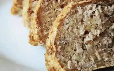 Fette di polpettone di tonno, cotto al forno, con una crosticina dorata e un interno morbido e sfilacciato.